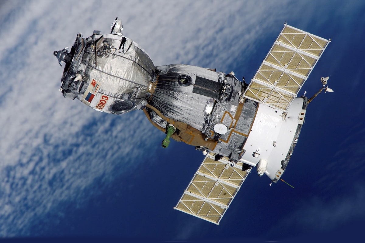 satellite-soyuz-spaceship-space-station-41006-min